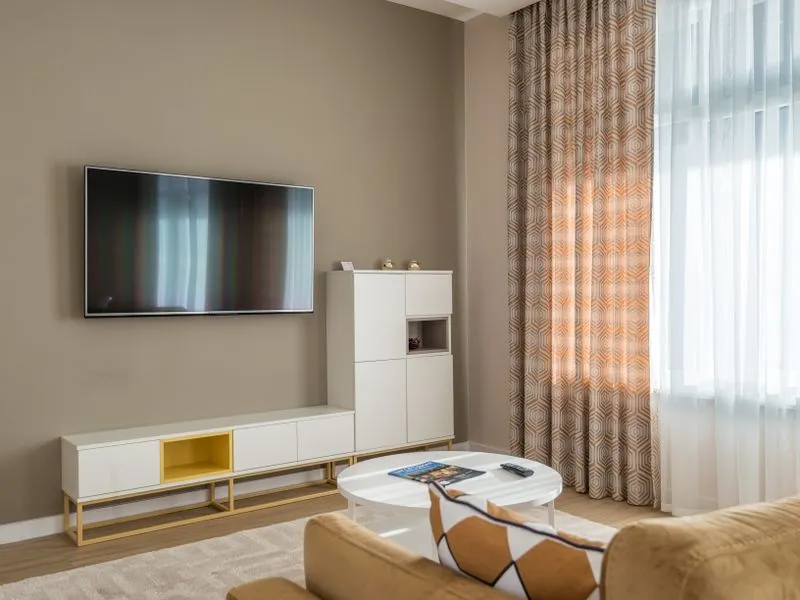 Väggmonterad Smart TV i ett vardagsrum